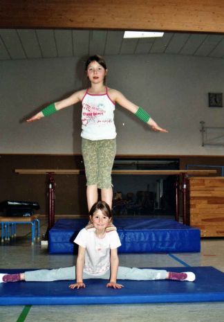 Akrobatik mit Emelie und Antonia