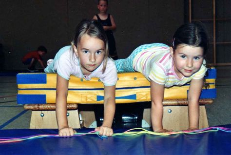 Swantje und Luisa turnen mittwochs bei den Kindergartenkindern